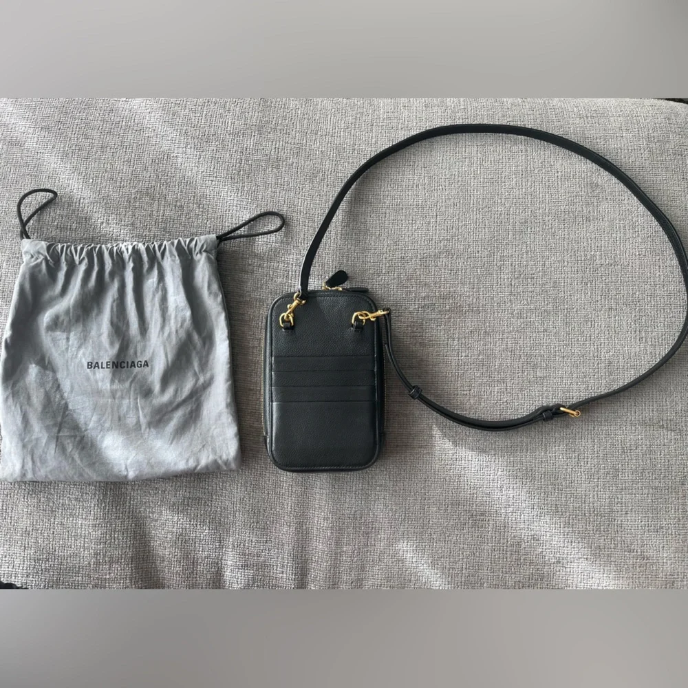 Authentic Balenciaga body bag - Picture 5 of 15